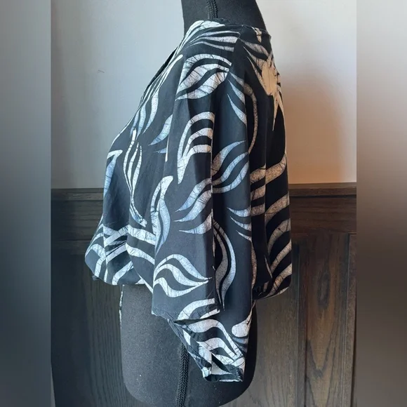 Black and White Women's Blouse adjustable waist island vibes - Picture 2 of 7